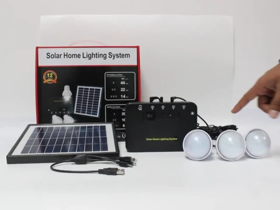 Kit domestico solare portatile con tre lampadine e una batteria sostituibile, comodo per l'illuminazione domestica.